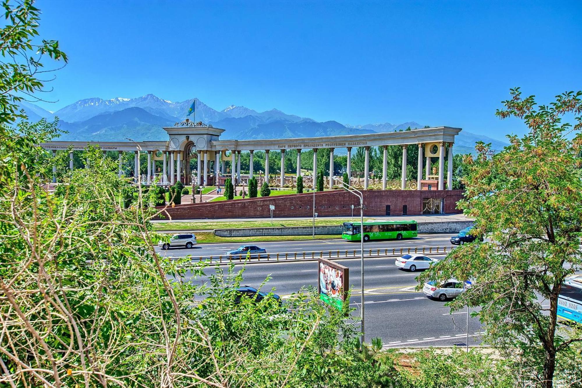 Apartment Near The President'S Park. Orbita-2 Almaty Esterno foto